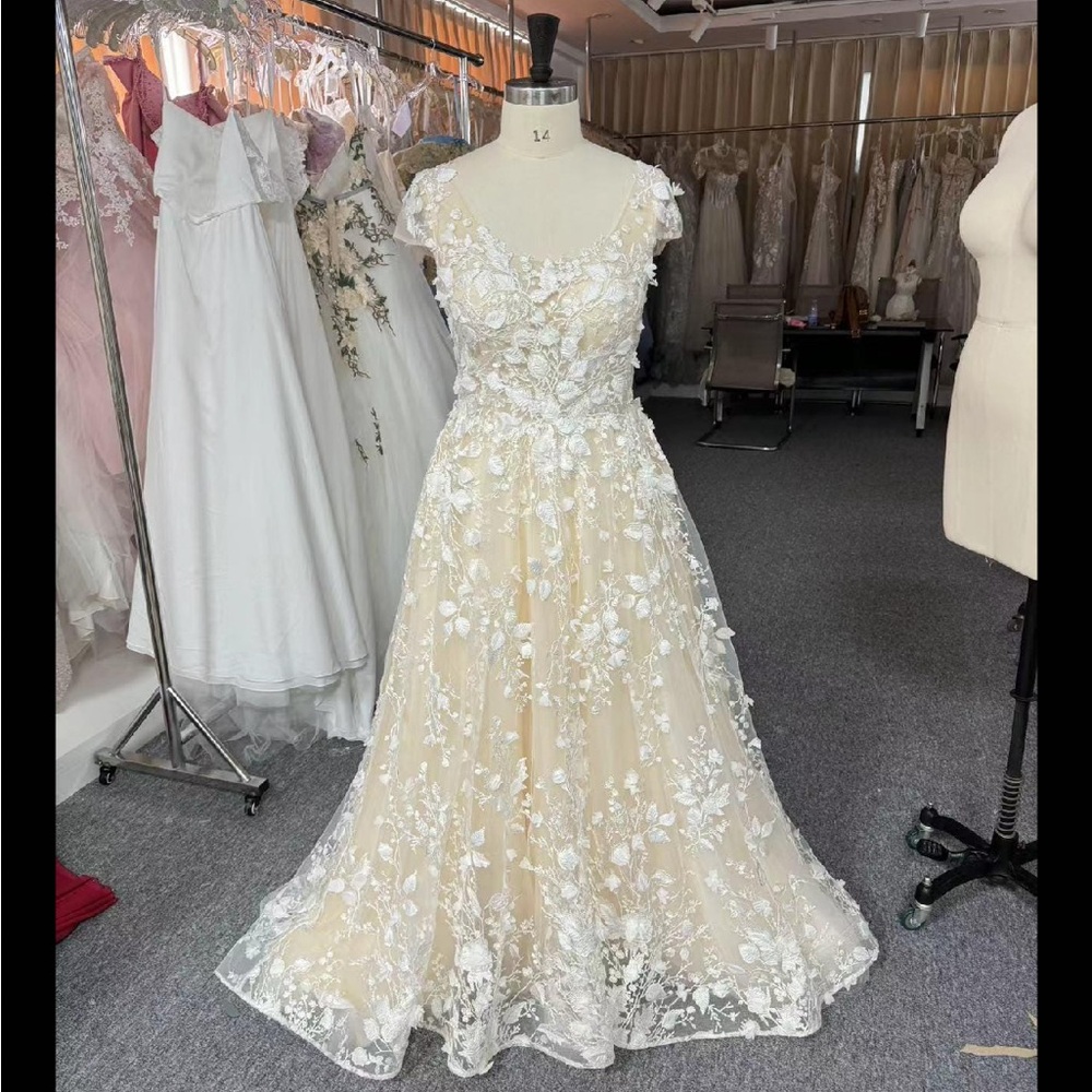 3D Floral Lace Scoop Neck Cap Sleeve A Line Champagne Tulle Wedding Dress